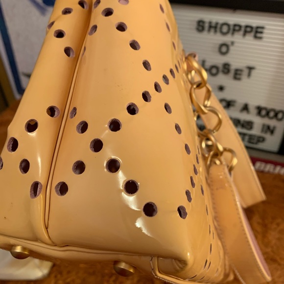 💯 Authentic Chanel Cream Perforated Shopper - Picture 11 of 16